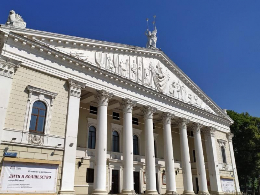 Мужчина сломал ребра, провалившись в открытый люк в Воронежском театре оперы и балета