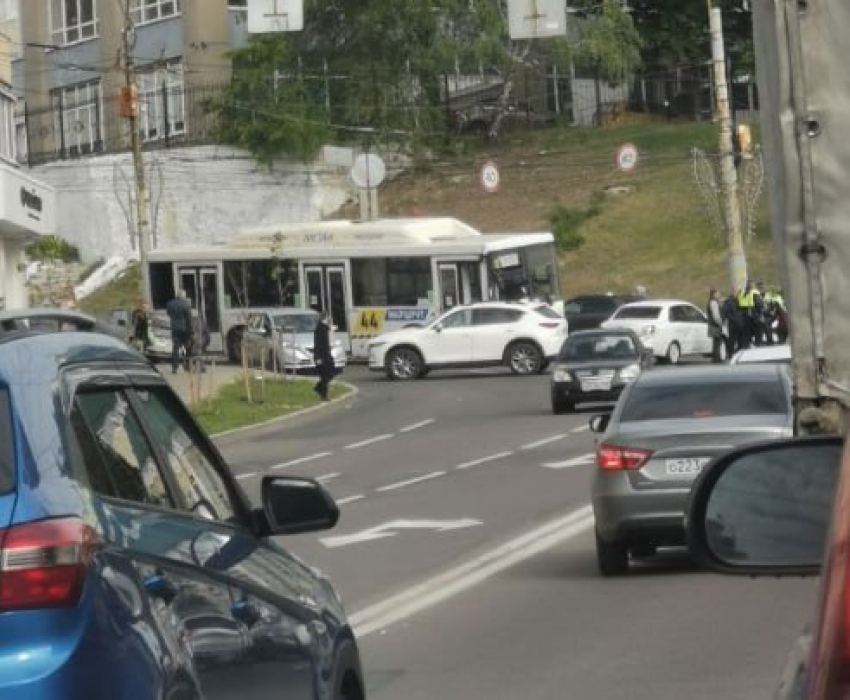 Огромный затор из-за ДТП сковал улицу в Воронеже 