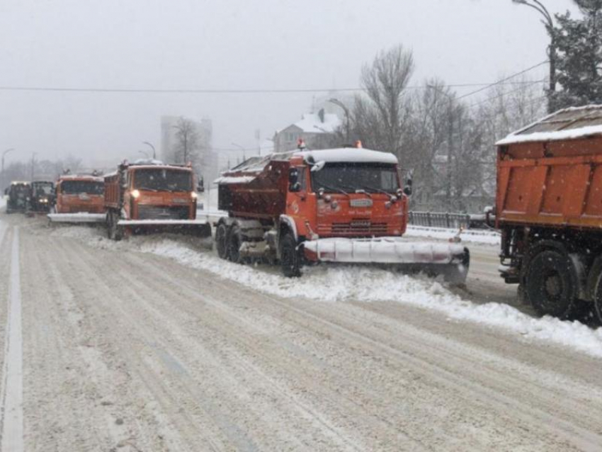 Снегопад заставил коммунальщиков выйти на активную уборку Воронежа 1 января