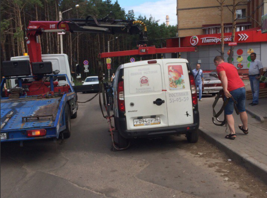 Воронежцы поддержали эвакуацию автомобиля службы доставки в одном из дворов