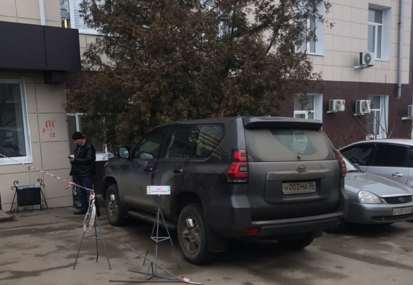 Land Cruiser почувствовал себя скорой у больницы в Воронеже 