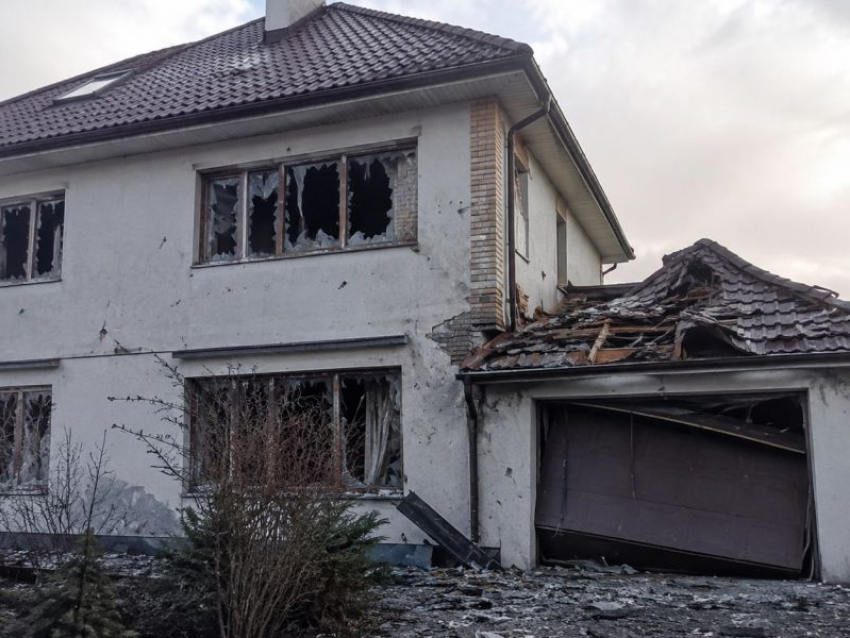 Частный дом и гараж повредили обломки БПЛА в Воронежской области