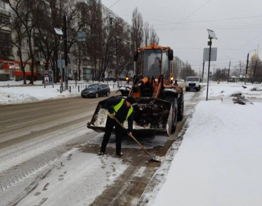 Дополнительную спецтехнику вывели на улицы Воронежа для уборки снега