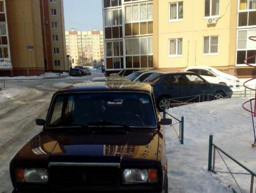 Воронежцев возмутила парковка «Жигулей» у детской площадки