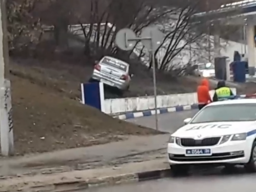 Необъяснимый результат ДТП с таксистом попал на видео в Воронеже