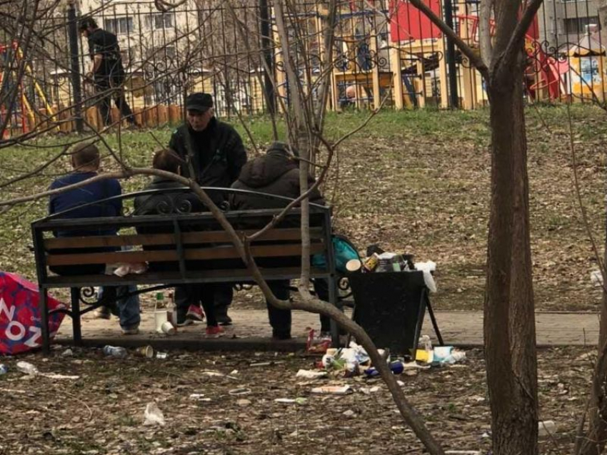 Посиделки воронежцев в сквере-помойке запечатлели на фотографиях