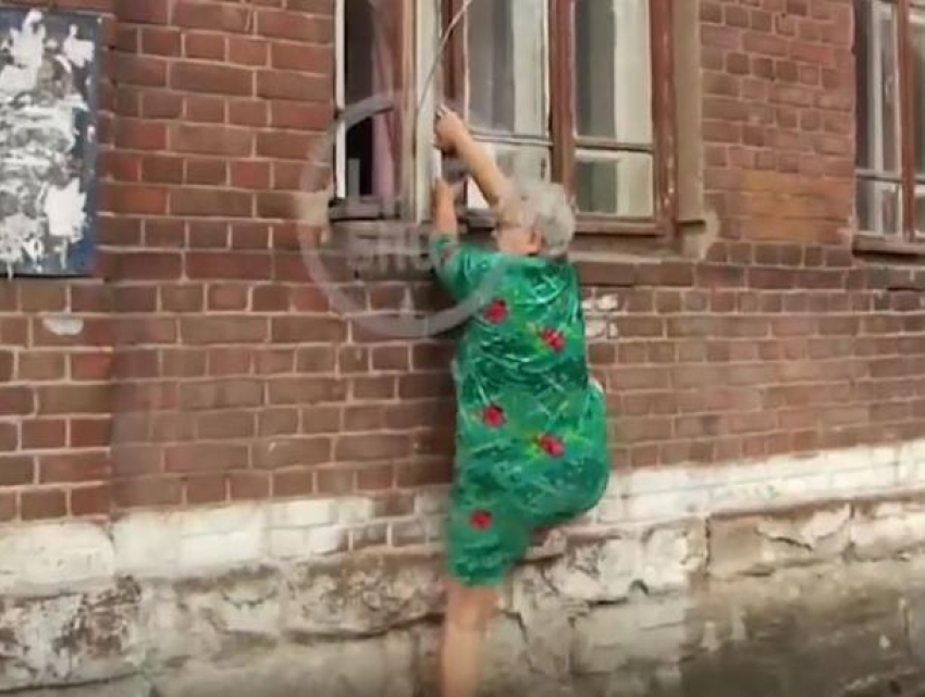 В Воронеже пенсионерка 5 лет ходит домой через окно