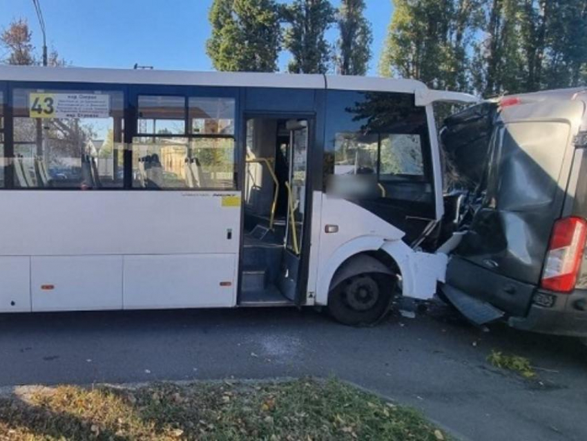 Бастрыкин заинтересовался столкновением маршрутки №43 и фургона в Воронеже