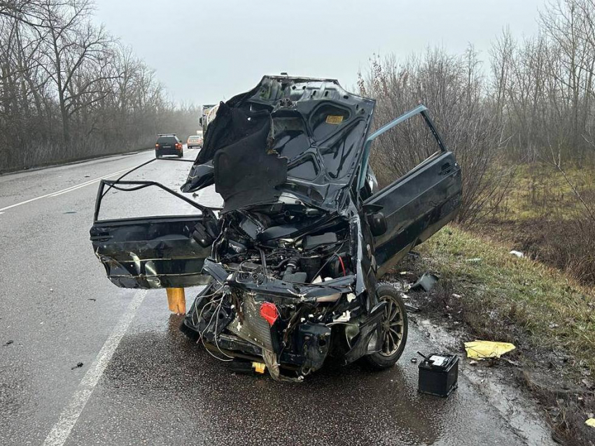 Водитель вылетел из машины, попал под колеса другого авто и умер после жесткого ДТП под Воронежем