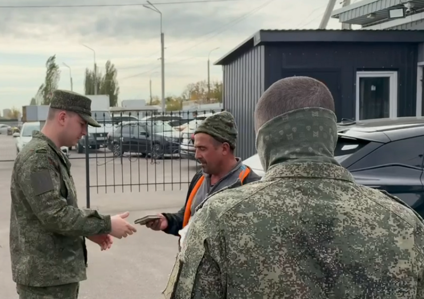 Люди в камуфляже заглянули с проверкой на Алексеевский рынок в Воронеже