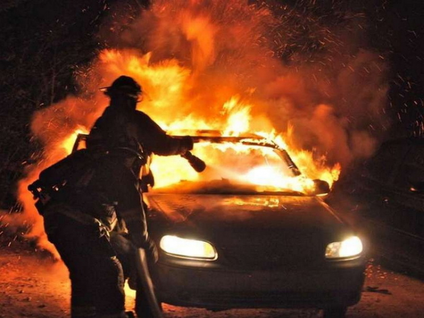 В центре Воронежа ночью огонь уничтожил припаркованную Volvo