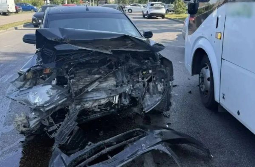 Четыре машины в Воронеже столкнулись по вине одного