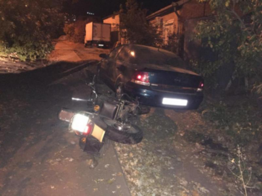 Мотоциклист врезался в бордюр, дерево и машину в Воронеже