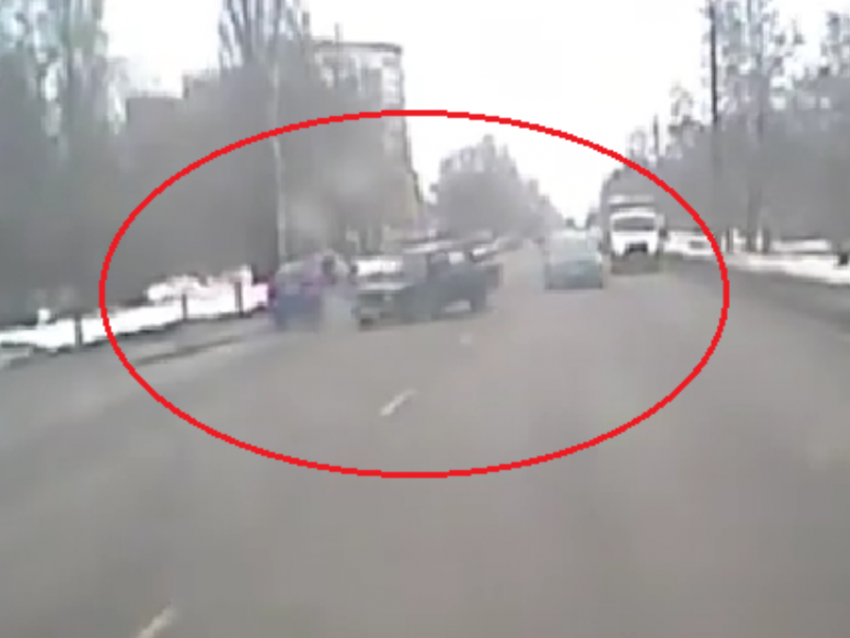  Абсурдный маневр водителя ВАЗ привел к ДТП и попал на видео в Воронеже 