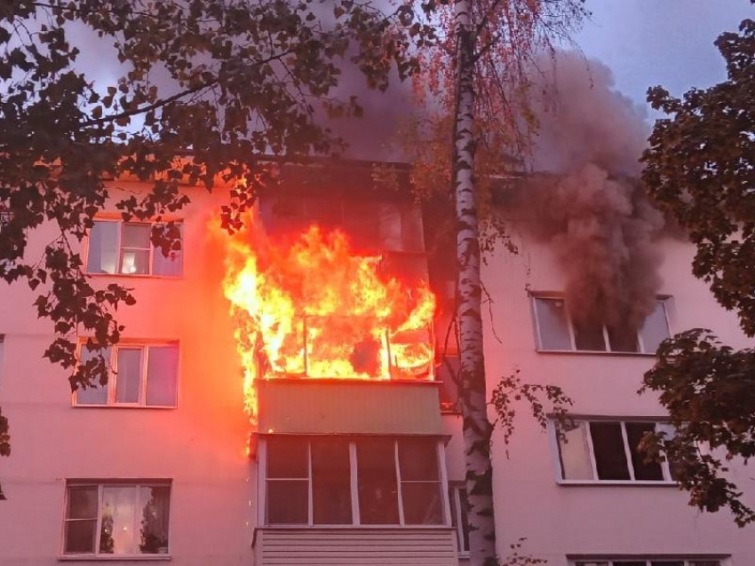 Труп мужчины нашли в охваченной огнем квартире в Воронеже 