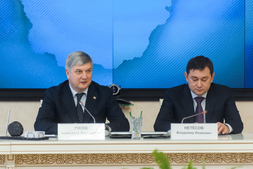 Гусев и Нетесов официально поздравили воронежских женщин с 8 марта