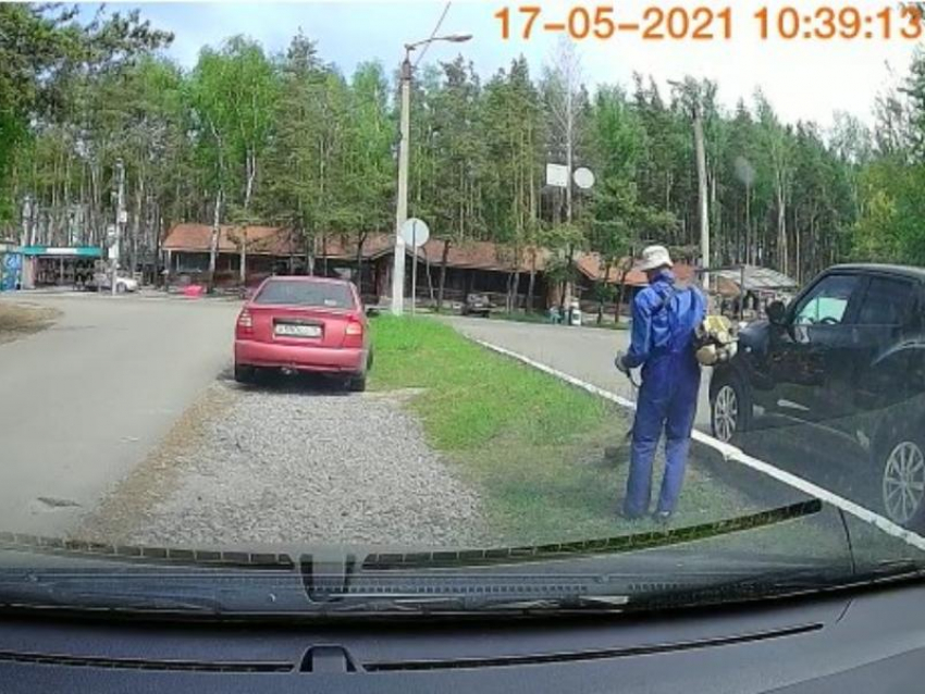 Еще одного газонокосильщика обвинили в «стрельбе» камнем по стеклу машины в Воронеже