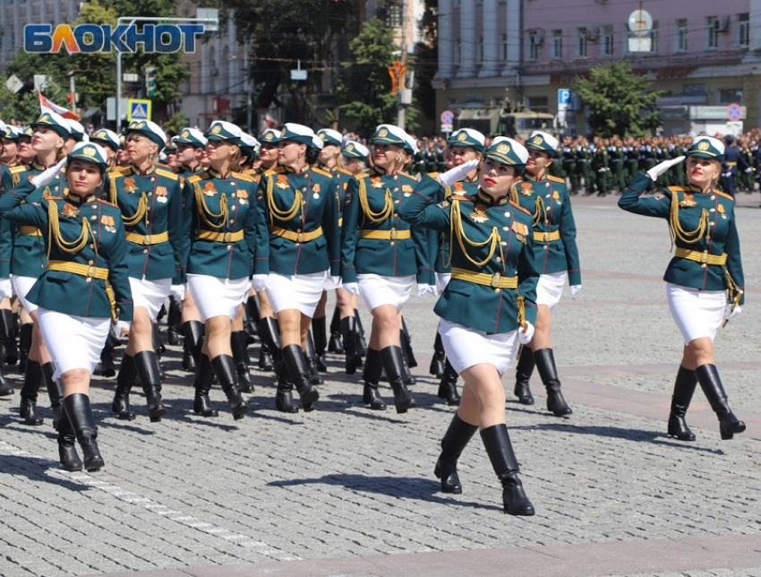 Красотки-военнослужащие в коротких юбках прошагали на параде Победы в Воронеже