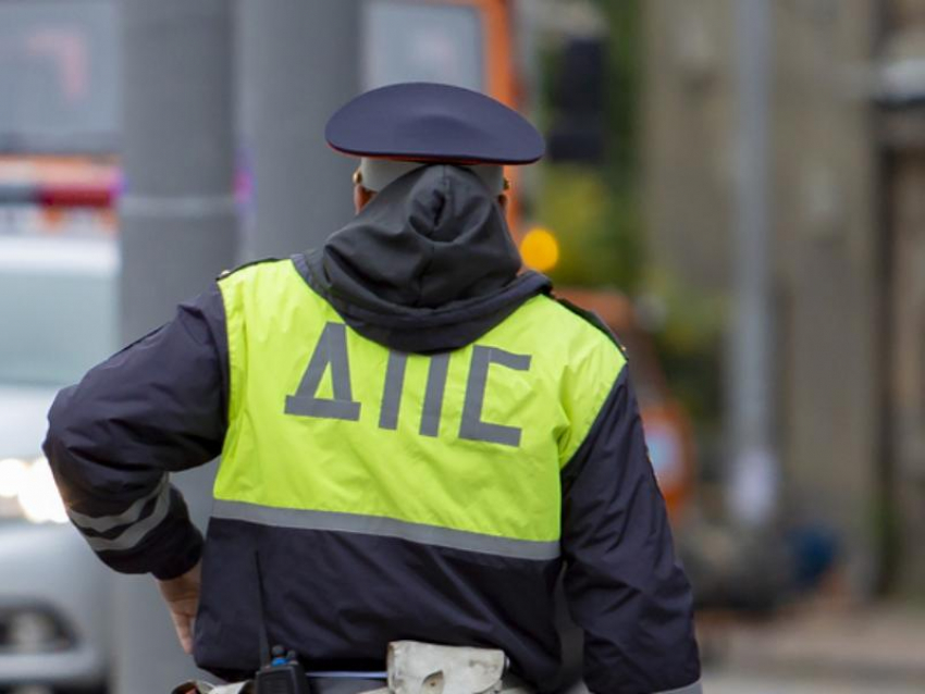 «Его трясло»: дальнобойщик попал в беду на воронежской дороге 