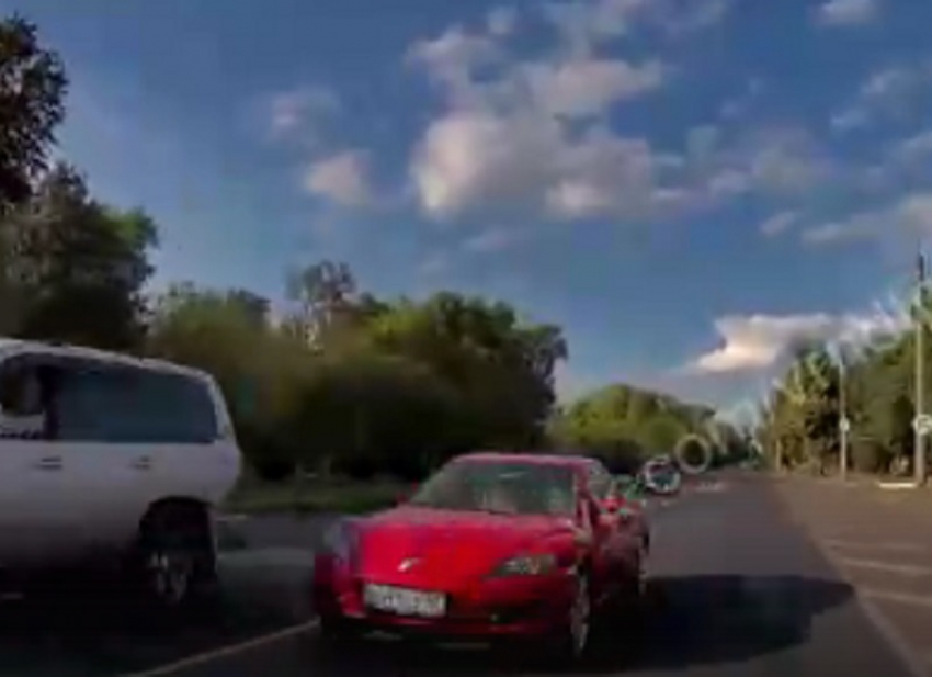 Маниакальное вождение спорткара снял встречный автомобиль в Воронеже 