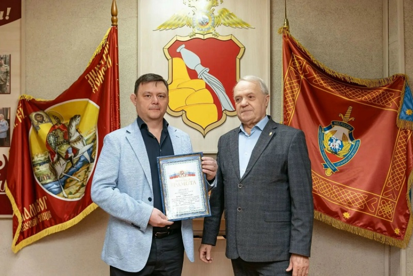 Легендарный начальник главка наградил директора «Горэлектросеть-Воронеж»