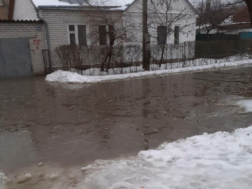 Океан талой воды и грязного снега отделяет воронежских школьников от знаний