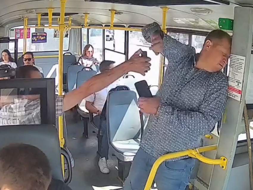 Спасибо, что не нож в спину: нападение на пассажира автобуса попало на видео в Воронеже