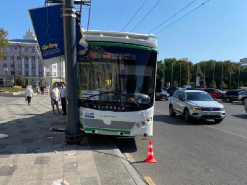 Пассажирский автобус въехал в столб у площади Ленина в Воронеже 