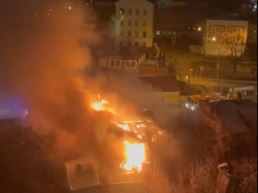 Опубликовано видео с места жуткого пожара в центре Воронежа