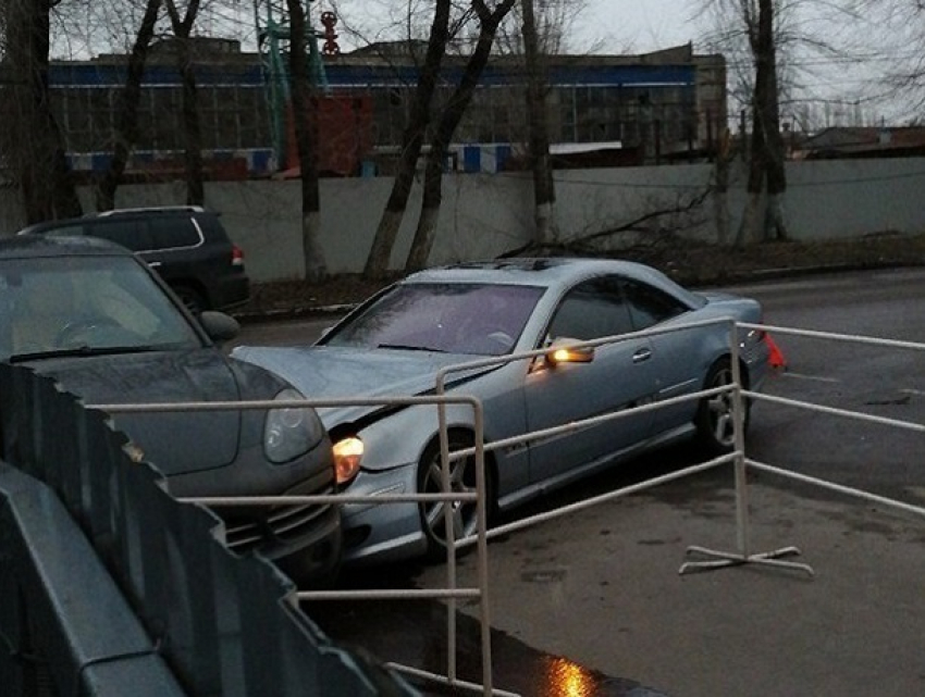 В Воронеже спорткар Mercedes протаранил припаркованный Porsche