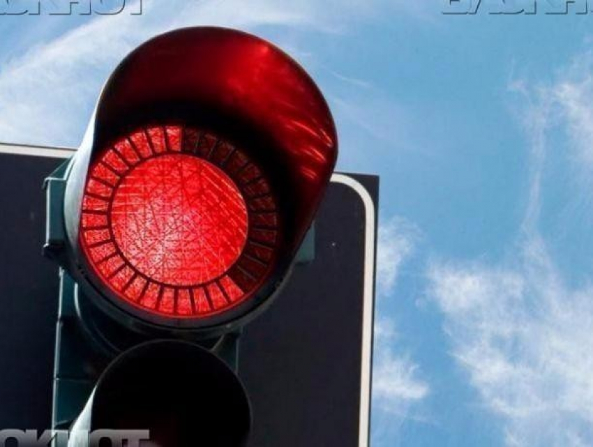 «Умные» светофоры в Воронеже не работают уже две недели, – источник