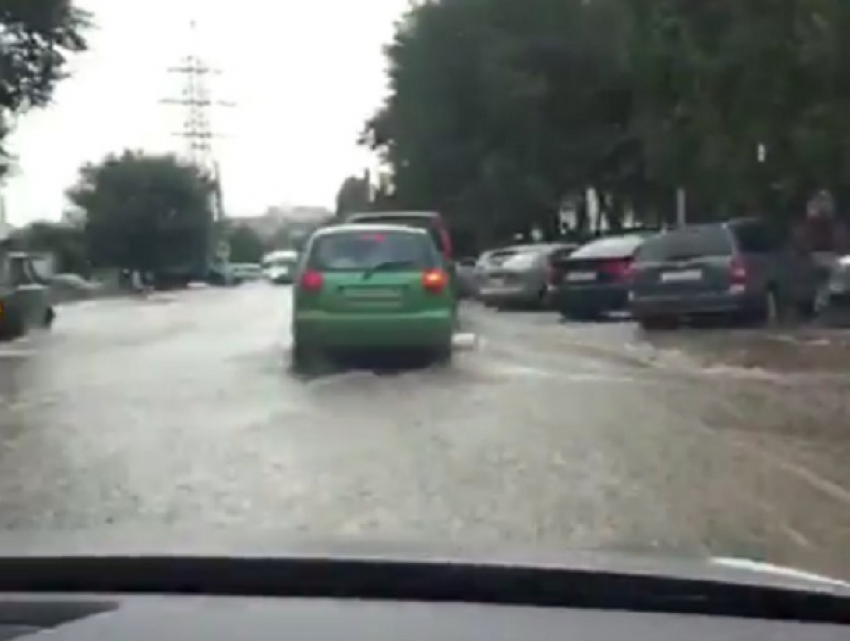 Страшный потоп на улице Новгородской в Воронеже попал на видео 