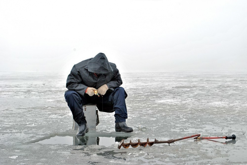 Воронежские рыбаки вышли на едва застывший лед водохранилища