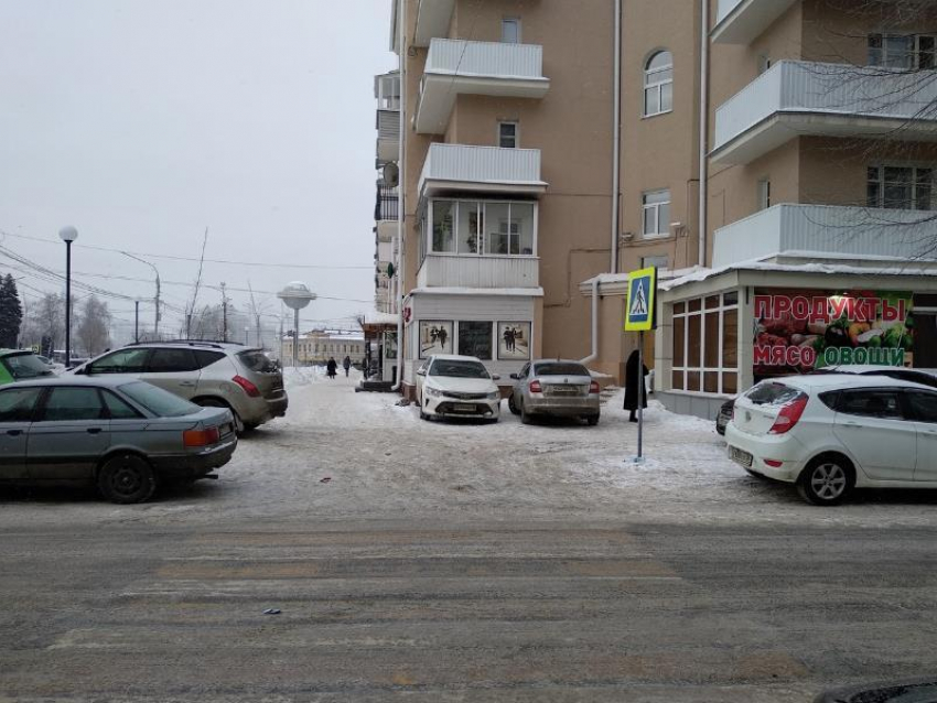 Воронежцы превратили сквер у вуза в бесплатную стоянку