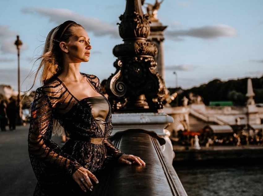 Причудливым нарядом на парижской фотосессии похвасталась блогерша из Воронежа 