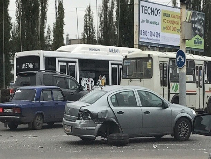 ДТП на Остужевском кольце привело к огромной пробке в Воронеже