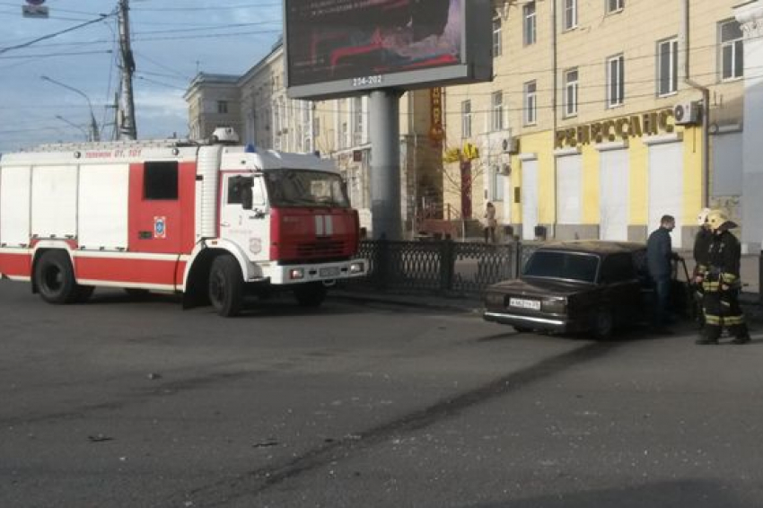 Водитель ВАЗа, уходя от столкновения, протаранил ограждение в центре Воронежа