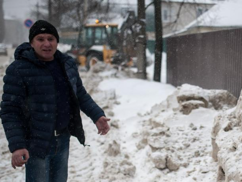 В Воронеже трактор коммунальщиков превратил забор дома в гармошку