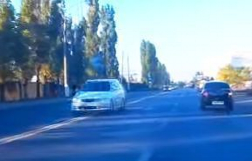 На видео попала иномарка, рассекающая по «встречке» на Волгоградской в Воронеже