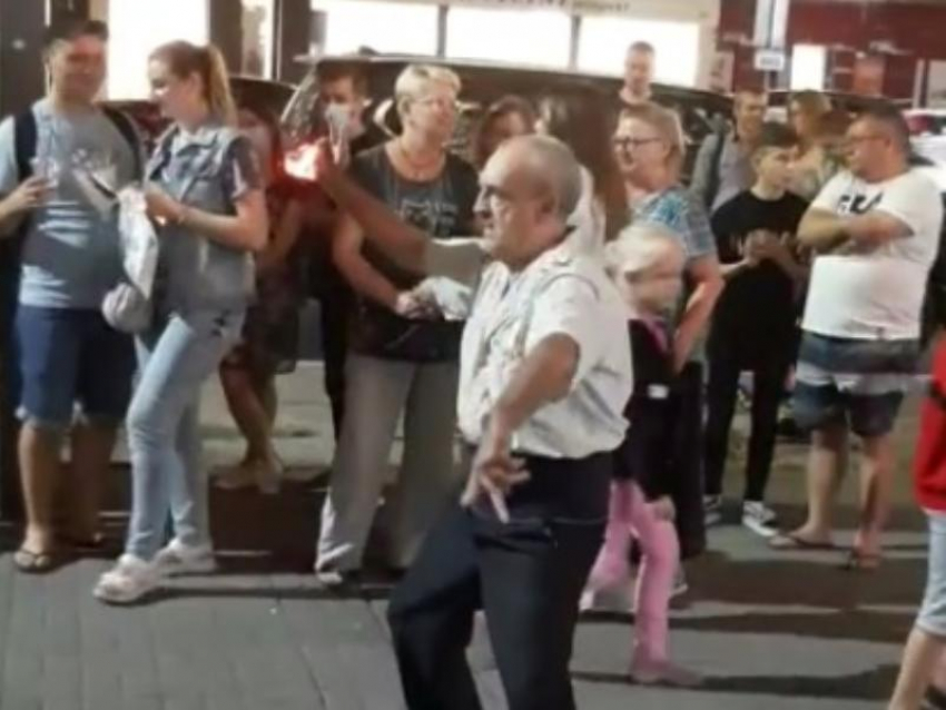Пенсионер устроил неземной отрыв под культовую песню Цоя в центре Воронежа