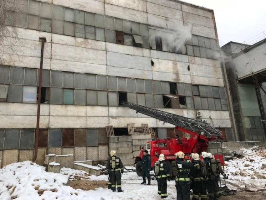 Опубликованы фото с места пожара, поднявшего по тревоге 55 спасателей в Воронеже