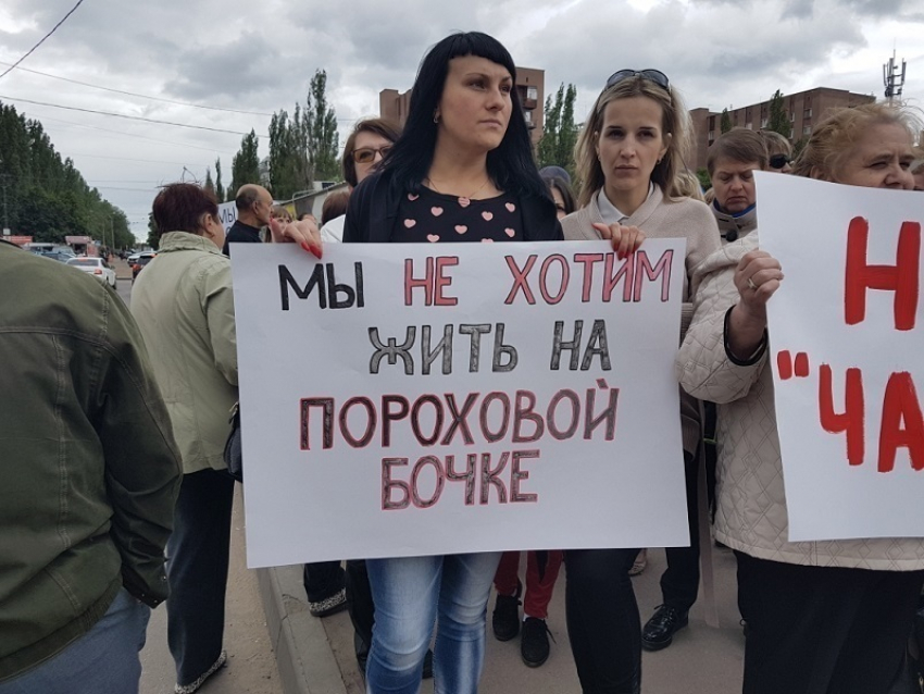 Не строить дом или убрать заправку: два митинга жестко схлестнулись на Хользунова в Воронеже