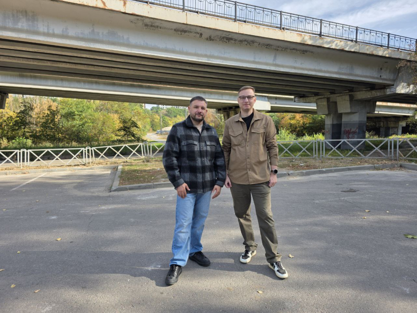 Камень упал с Северного моста и пробил лобовое: что делать и кто виноват