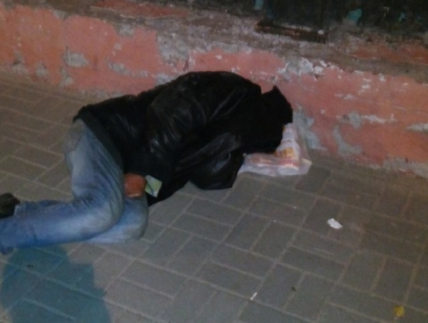 Приезжий пришел в недоумение от реакции полиции на спящих в Воронеже бомжей 