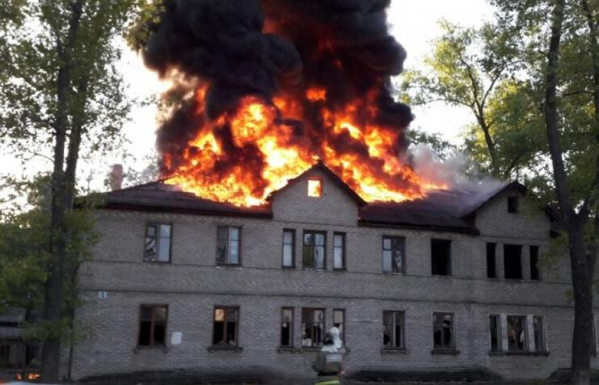 Крупный пожар на Ленинградской, перепугавший жителей Воронежа, попал на видео