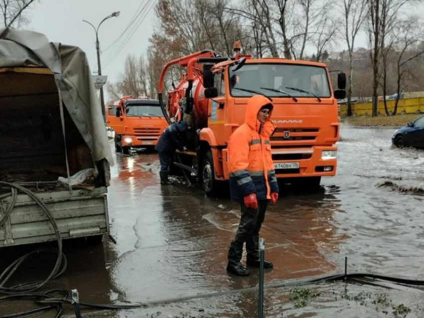 Воронежские коммунальщики перешли на усиленный режим работы из-за непогоды