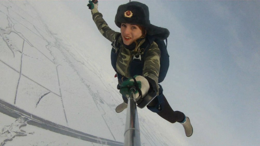Эпатажная парашютистка поздравила воронежцев с 23 февраля во время прыжка с воздушного шара