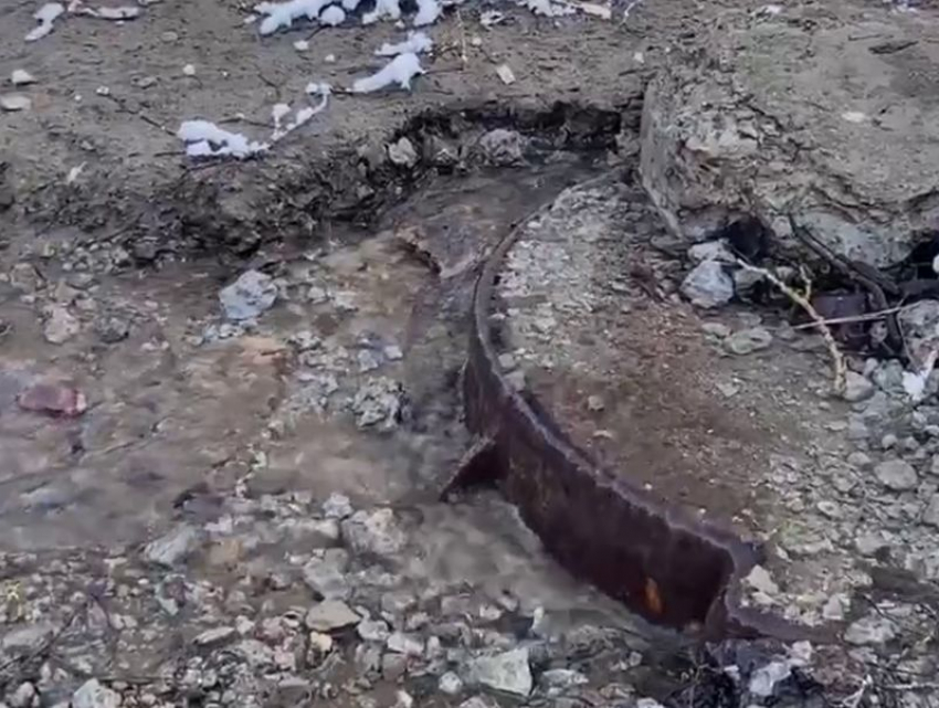 «Размыло полдвора»: масштабная коммунальная авария попала на видео в Воронеже