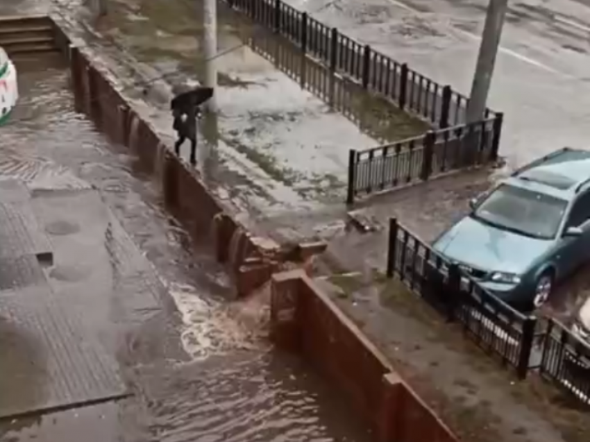 К чему привел затяжной дождь в Воронеже, показали на видео