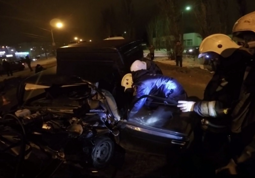 На видео попала операция по деблокированию водителя после смертельного ДТП в Воронеже